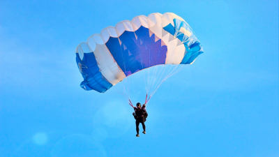 Приземление парашютиста на поле ОСК «Брестский»: акция от Брестского аэроклуба